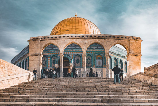 Jerusalem, Israel - view of Temple of the Mount walking up the steps - photo by John T, unsplash.com/@john_visualz