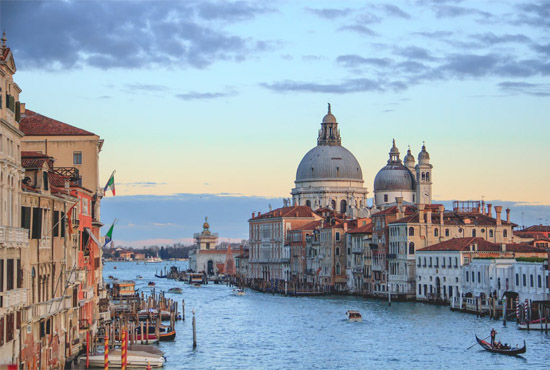 Venice, Italy - canal at dusk - photo by Henrique Ferreira, unsplash.com/@rickpsd